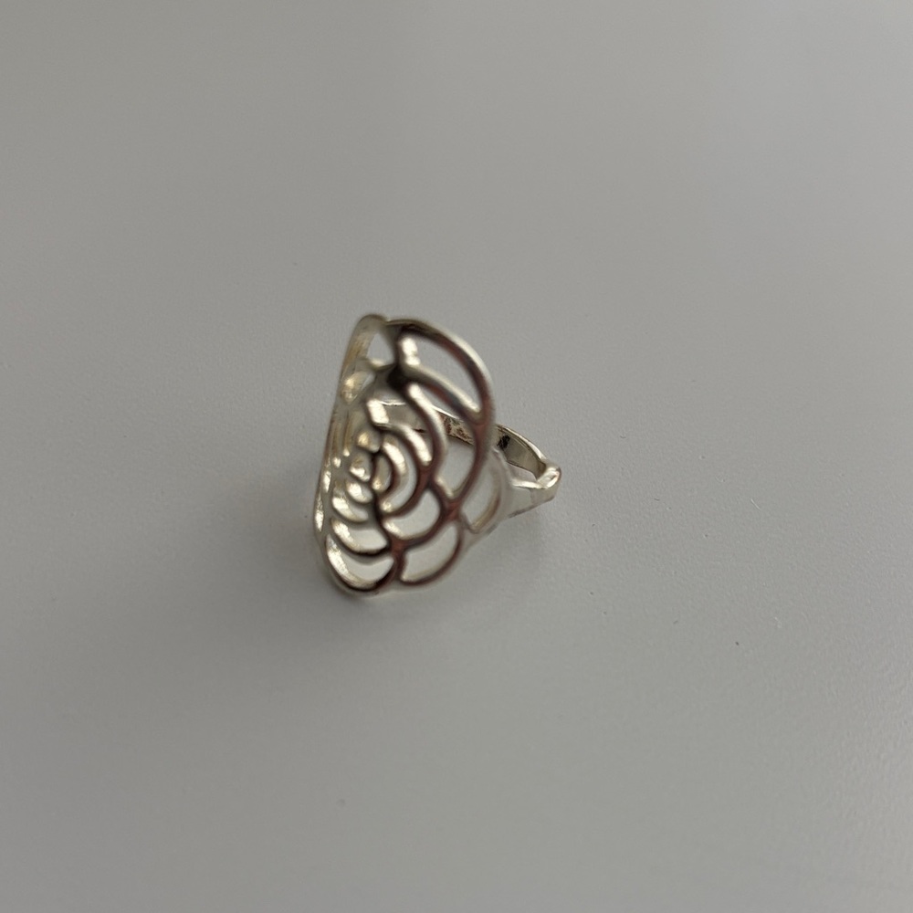 Elegant Silver Floral Ring